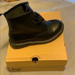 Black Smooth Dr. Martens Sz. 9 (US)